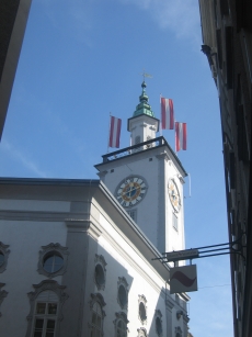 A short clocktower over the Getreidegasse