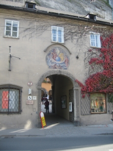 A narrow drive in Salzburg